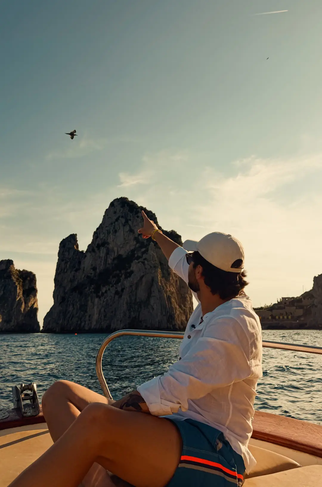 José Lucas aponta para o céu no mar de Capri