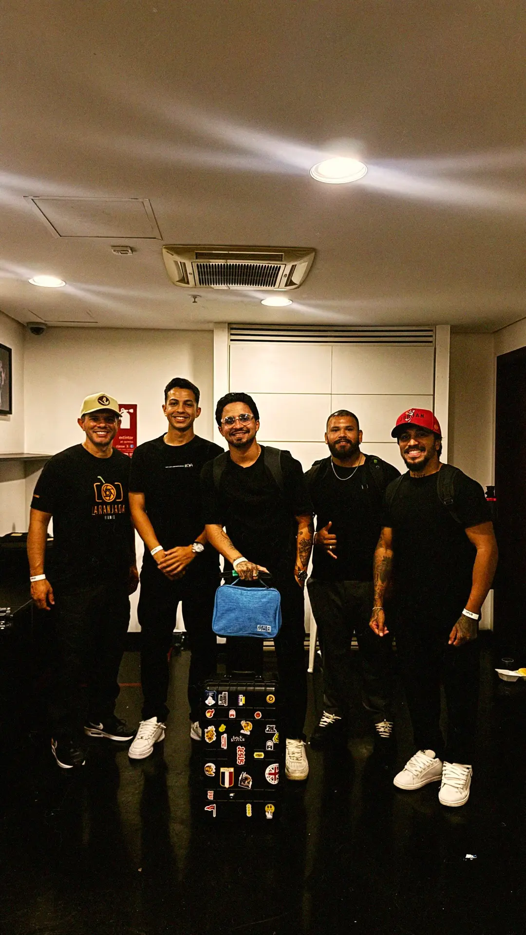 O time da além.filmes reunido antes de um evento, com o case de equipamentos