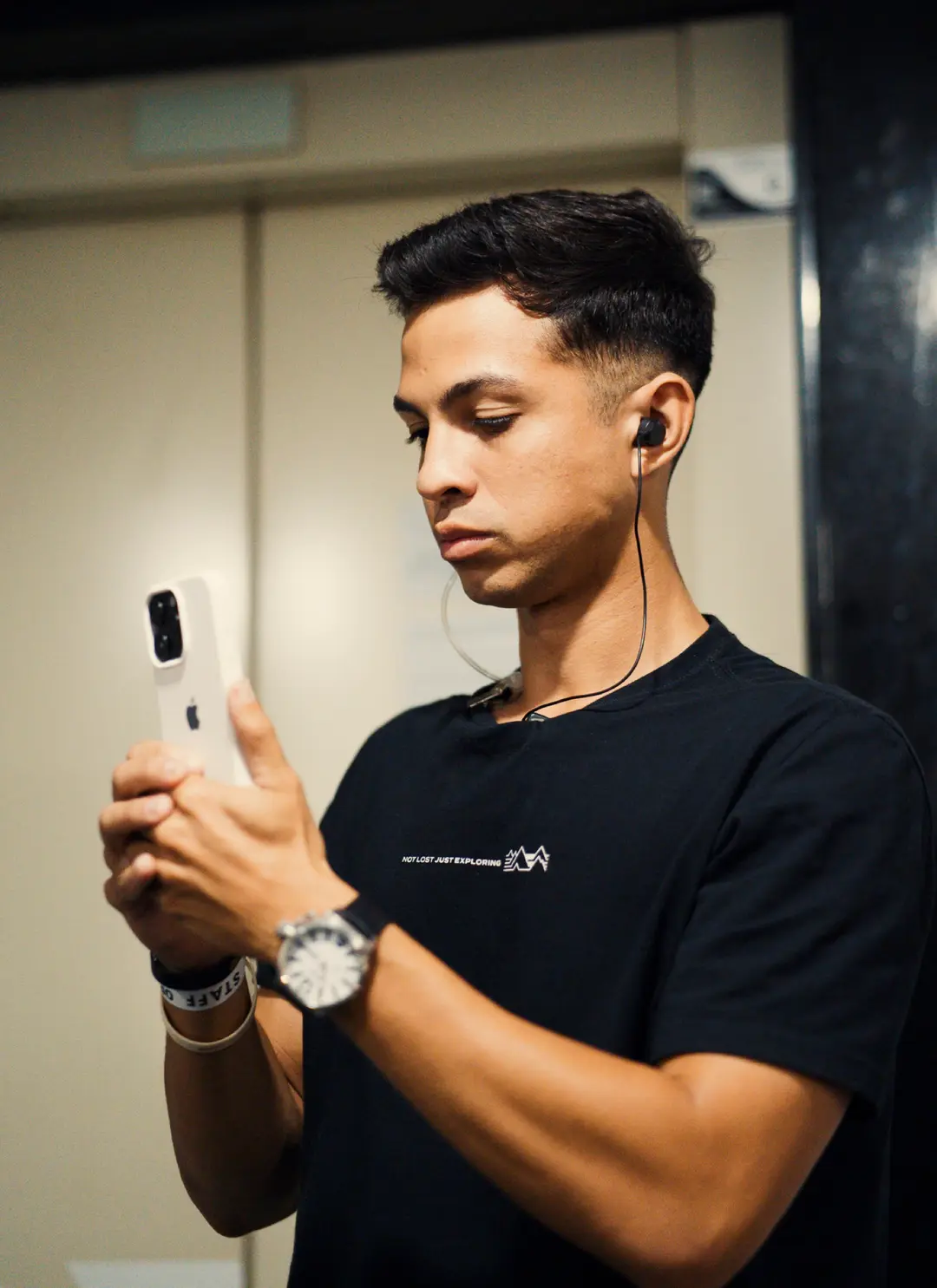 Integrante da equipe gravando com o celular nos bastidores