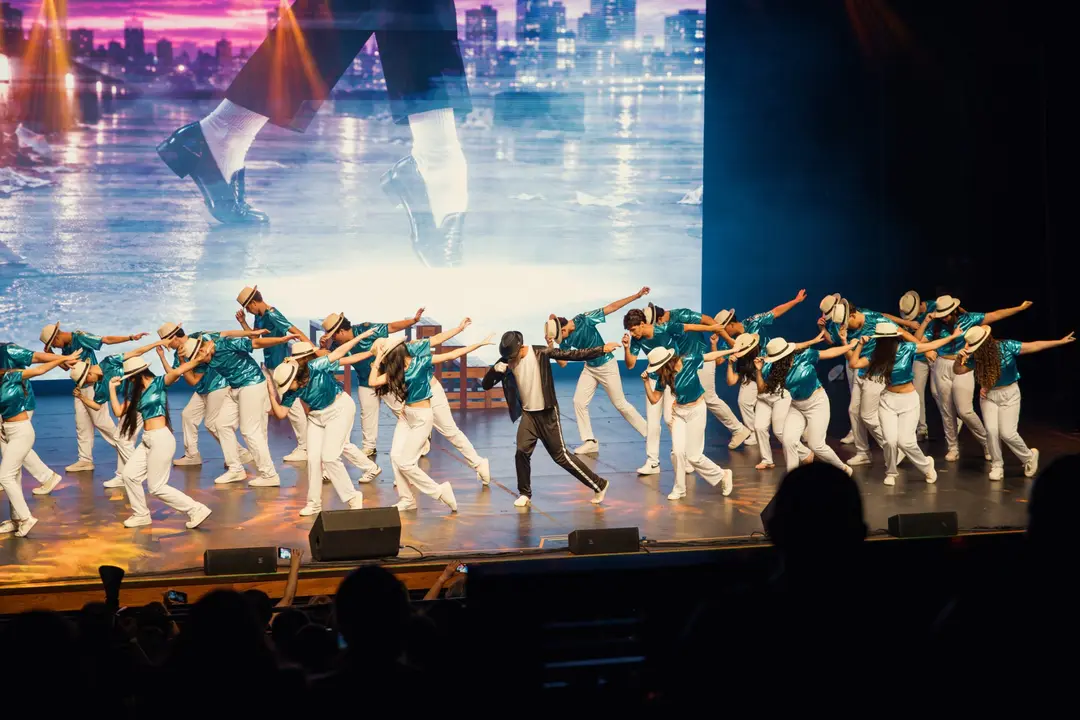 Turma de chapéu em coreografia no Fest Show 2026